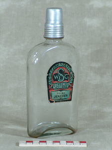 878203 Afbeelding van een lege zakflacon (ook wel: 'platvink') 'Prima Jenever' van de slijterij Wed. & Gebr. Staffhorst ...